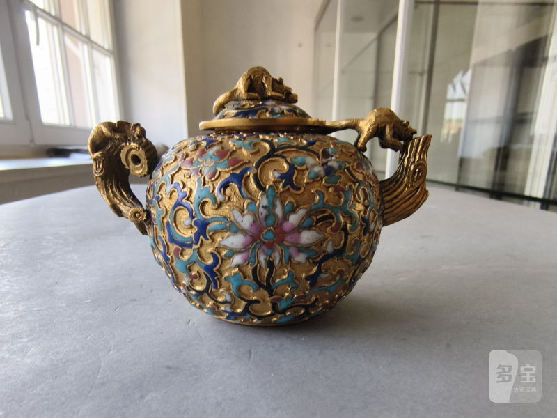 A fine gilt-bronze wine or teapot with champlevé decoration of lotus and foliage, the cover with a squirrel as knob - 图10